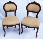 Par de cadeiras baixas em madeira nobre com encosto e assento estofado em tecido . No estado (necessita restauro). Medidas 87 x 46 x 38 cm.
