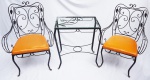 Conjunto de par de cadeiras de braços e mesinha em ferro com tampo de vidro pintado de preto . Medidas : cadeiras 90 x 50 x 62 cm. cada   mesinha 70 x 60 x 40 cm.