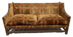 Sofá para 2 lugares em madeira nobre com almofadas soltas estofadas de tecido. Medidas 88 x 164 x 67 cm.