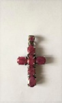 Pingente de crucifixo em prata sem contraste, c/ 7 rubis indianos, med. 4,5 x 2,5 cm. Peso total 14.5 g