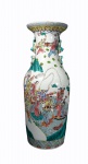 Vaso em porcelana chinesa, decoração com policromia. Alt. 58 cm.