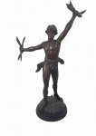 Escultura em bronze  patinado representando Atleta Olímpico, base em mármore. Alt. total 76 cm.