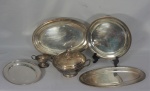 Parte de baixela em metal espessurado a prata, sendo: 3 bandejas ovais, 1 molheira, 1 sopeira e 1 souplat, total 6 peças.