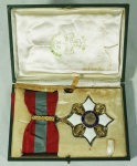 Medalha do Mérito Naval , contemplada ao Contra-Almirante Heitor Doyle Maia, em 26/11/1956. Acompanha estojo e diploma.