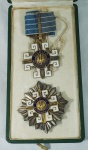 Medalha da Ordem do Mérito Aeronáutico por admitir no corpo de Graduados Especiais o Vice-Almirante Heitor Doyle Maia , com grau de Grande Oficial em 17/10/60. Acompanha estojo e diploma.