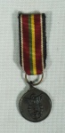 Lote contendo miniatura de medalha de Medicina Militar .