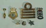 Lote contendo 5 peças diversas militares: 2 botões esmaltados, 1 galão; 1 estrela ; 2 broches e 1 alfinete.