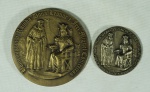 Duas Medalhas , sendo: Primeira Jornada Luso Brasileira - 20 e 27 de outubro de 1979 - Santas Casas da Misericórdia , desenho de Armindo Viseu em bronze .