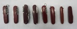 Oito canivetes com cabos vermelho, medida 10 cm cada.