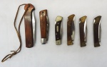 Seis canivetes tipo faca com capa de couro . Diversos tamanhos, medindo do maior 14 cm e menor 9 cm.