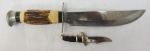 Lote contendo 2 facas, sendo: 1 facão com bainha em couro com a inscrição da Universidade Federal  de Santa Maria -RS ( 26 cm). e uma miniatura com bainha em couro preto( 10 cm).