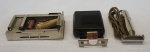 Amolador de gilete da marca ALLEGREO em metal , na caixa ( 13 x 7,5 cm) e 1 barbeador elétrico marca SIEMENS SIRAMA com suporte para parede (11 x 7 cm) e barbeador (11 cm com cabo 1,15 cm).