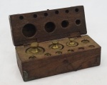 Pesos de balança com 8 , com máximo de 200 gr , em caixa de madeira com detalhes em metal. Medidas 7 x 14 x 6 cm.