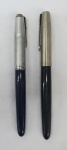 Duas canetas tinteiro PARKER, tampa prateada com corpo na cor azul (14 cm e 13,5 cm )  com 2 penas  sobressalentes . No estado.