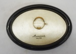 Antigo monóculo da marca MENRAD ANNO 1920 . Emoldurado, com vidro, 22 x 15,5 cm.