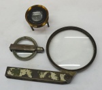 Duas lentes com cabo dobrável e uma com 23 x 10 cm da lente e a outra 12 x 5 cm e uma pequena lente de pé 4 x 5cm.