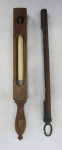 Dois antigos termômetros para pendurar  , sendo: um em metal (25 cm) e o de madeira (25 cm).