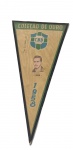 COLECIONISMO. Flâmula "Coleção de Ouro" da CBD da Copa Mundial de 1958 com estampa da face do jogador ZITO autografada ( José Ely de Miranda). (Bom estado) . Alt. 30 cm.