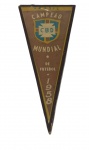 COLECIONISMO. Flâmula  da CBD de Campeão Mundial de 1958 com assinatura bem apagada  de VICENTE VIOLA dentro do escudo da CBD. Alt. 25 cm( vidro rachado).