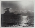 Fotografia. "Entardecer na Baía da Guanabara com Pão de Açúcar", fotógrafo MILAN, datado 9.1.1956, pb, 20 x 25 cm.