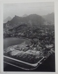 Fotografia. "Vista Aérea do Aeroporto Santos Dumont e Avenida Beira Mar", fotógrafo MILAN, datado 12.11.1950, pb,25 x 20 cm.
