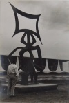 Fotografia. "Rito dos Ritmos ", escultora Maria Martins, Palácio da Alvorada - Brasília, fotógrafo MILAN, datado Junho 1959, pb, 30 x 21 cm.