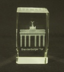 Peça decorativa em cristal, reproduzindo Portão de Brandenburger Tor. Original de Berlim, Alemanha. Med. 8,5 x 5 cm.