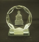 Peça decorativa em cristal, reproduzindo Buda. Original de Katmandu, Nepal. Med. 7 x 6 cm.