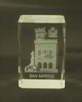 Peça decorativa em cristal, reproduzindo Castelo de San Marino. Original de San Marino. Med. 6 x 3,5 cm.