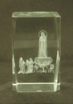 Peça decorativa em cristal, reproduzindo Nossa Senhora de Fátima com 3 pastorinhos. Original do Santurário de Fátima, Portugal. Med. 8 x 5 cm.