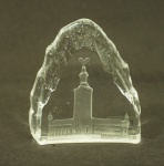 Peça decorativa em cristal, reproduzindo City Hall. Original de Estocolmo, Suécia. Med. 7 x 6 cm.