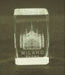 Peça decorativa em cristal, reproduzindo Duomo. Original de Milão, Itália. Med. 4 x 2,5 cm.