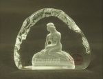 Peça decorativa em cristal, reproduzindo figura feminina. Original da Dinamarca. Med. 8 x 9 cm.