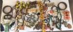 Lote de bijuterias e sucatas de bijuterias, diversos materiais e formatos (alguns no estado)