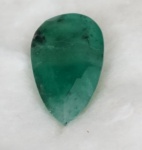 Gota em esmeralda, com 2,80 gramas x 5,00 cts = 2,9 gr - 14,5 xts, cristalização excelente, apropriada para pendente.