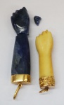 Lote com 2 figas, uma em marfim e outra em lápis lazuli (restauro), guarnições em ouro amarelo.