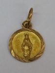Pequeno pingente em ouro amarelo 720 ms, representando Nossa Senhora da Medalha Milagrosa, peso 0.87 g