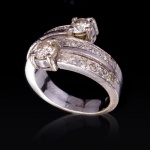 Imponente anel em platina c/ brilhantes, aproximadamente 20 pequenos brilhantes e 2 brilhantes de 0,5 ct aro 16, peso 11.74 g