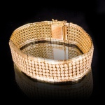 Excepcional pulseira em ouro amarelo, contraste 800 mls, medindo 20 cm, peso 45.11 g.