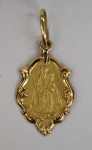 Medalha em ouro amarelo, contrastado 18k, representando Nossa Senhora da Glória, peso 0.68g, medida aproximada 17mm