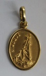 Medalha em ouro amarelo, contrastado 18k, representando São Roque, peso 0.79g, medida aproximada 15mm.
