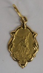 Medalha em ouro amarelo, contrastado 18k, representando São Miguel Arcanjo, peso 0.70g, medida aproximada 15mm.