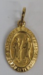 Medalha em ouro amarelo, contrastado 18k, representando São Cosme e São Damião, dupla face com cruz no verso, peso 0.75 g, medida aproximada 15mm.