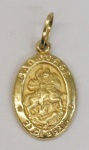 Medalha em ouro amarelo, contrastado 18k, representando São Jorge, dupla face, peso 0.69 g, medida aproximada 12mm.