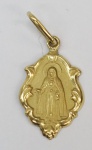 Medalha em ouro amarelo, contrastado 18k, representando Nossa Senhora do Perpétuo Socorro, peso 0.73 g, medida aproximada 15mm.