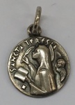 Medalha em prata 925, representando Santa Tereza D'Avila, peso 2.18g, medida aproximada 15mm.