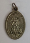 Medalha em metal branco, representando São Miguel e Anjo da guarda, peso 1.93g, medida aproximada 25mm.