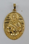 Medalha banhada a ouro, representando São Benedito, peso 5.10g, medida aproximada 25mm.