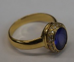 Amsterdan Sauer, exepcional anel em ouro amarelo c/ tanzanita oval cut c/ 3.92 carates - Slightly Purplish Blue, emoldurado por brilhantes, jóia com contraste da grife . Aro 25,5, peso total 7.8g