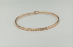 Bracelete banhado a ouro rose, com a inscrição "Carpe Diem".Novo sem uso, na embalagem